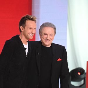 Exclusif - Cyril Féraud et Michel Drucker - Enregistrement de l'émission Vivement dimanche au studio Rive Gauche, presentée par Michel Drucker . Diffusion sur France 3 le . - Enregistrement de l'émission "Vivement dimanche" au studio Rive Gauche, presentée par M. Drucker le 19 novembre 2025, avec une diffusion sur France 3 le 28/12/2025. © Guillaume Gaffiot / Bestimage