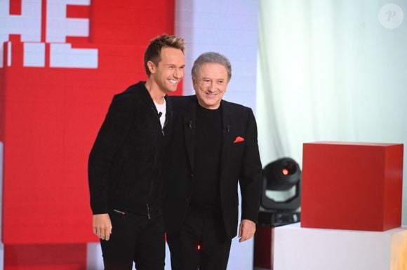 Exclusif - Cyril Féraud et Michel Drucker - Enregistrement de l'émission Vivement dimanche au studio Rive Gauche, presentée par Michel Drucker . Diffusion sur France 3 le . - Enregistrement de l'émission "Vivement dimanche" au studio Rive Gauche, presentée par M. Drucker le 19 novembre 2025, avec une diffusion sur France 3 le 28/12/2025. © Guillaume Gaffiot / Bestimage