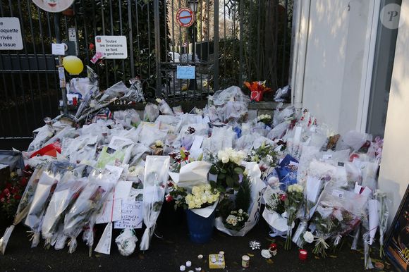 Illustration des hommages devant la maison de Johnny Hallyday à Marnes la Coquette le jour de ses obsèques. Le 9 décembre 2017
© Marc Auuset-Lacroix / Bestimage