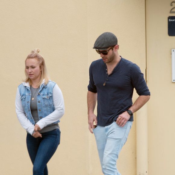 Info - Hayden Panettiere victime de violences conjugales : son ex-compagnon Brian Hickerson, condamné à de la prison ferme - Exclusif - Hayden Pannettiere et son nouveau compagnon Brian Hickerson se promènent en amoureux à Los Angeles, le 13 mai 2019.