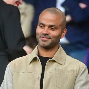 La Normandie a tenu à rendre hommage à une figure importante du basket français, qui a permis de faire rayonner la région et, plus particulièrement, la ville de Dieppe.
Tony Parker - Les célébrités dans les tribunes lors du match aller de la demi-finale de la Ligue Des Champions (LDC) "Paris Saint-Germain (PSG) - Bayern Munich" au Parc des Princes © Christian Liewig/Bestimage