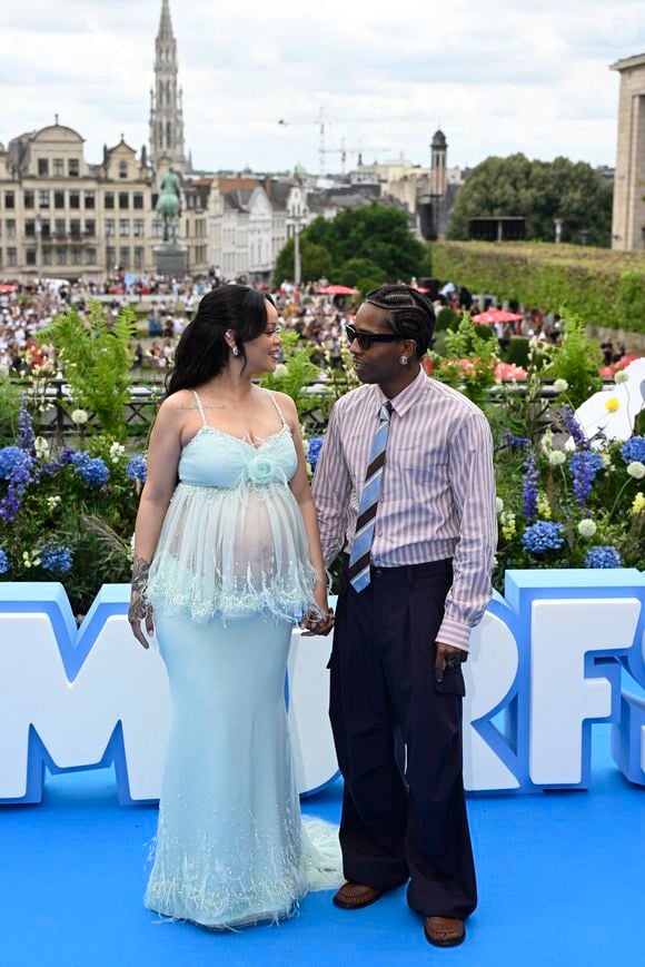 Rihanna, enceinte, et son compagnon A$AP Rocky (ASAP) aux arrivées et au photocall de la première du film Les Schtroumpfs au Mont des Arts à Bruxelles, Belgique, le 28 juin 2025. © Jan De Meuleneir/Photonews/Bestimage