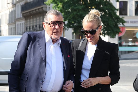 Laeticia Hallyday et Jean-Claude Camus - Arrivées aux obsèques de Philippe Labro en l'église de Saint-Germain-des-Prés à Paris le 13 juin 2025. © Dominique Jacovides - Christophe Clovis / Bestimage