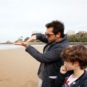 leur fils suivait leurs traces

Exclusif - Frédéric Diefenthal et son fils Gabriel, 11 ans (qu'il a eu avec Gwendoline Hamon dont il est séparé) - L'acteur français Frédéric Diefenthal est le parrain des championnats de France de surf qui se déroulent du 17 au 26 oct à Biarritz. Il a passé une journée en compagnie de l'association handisurf qui facilite l'accés au surf aux handicapés. Le 17 Octobre 2015
©Patrick Bernard - Christophe de Prada / Bestimage