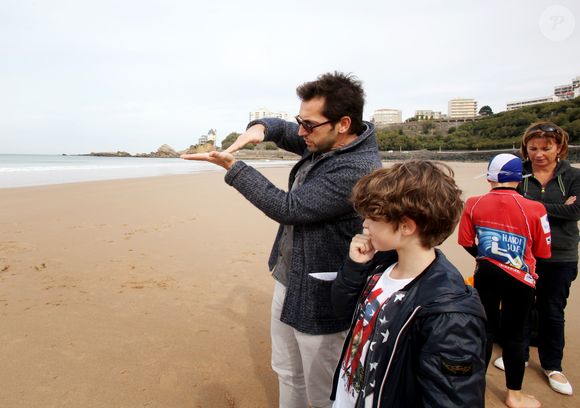 leur fils suivait leurs traces

Exclusif - Frédéric Diefenthal et son fils Gabriel, 11 ans (qu'il a eu avec Gwendoline Hamon dont il est séparé) - L'acteur français Frédéric Diefenthal est le parrain des championnats de France de surf qui se déroulent du 17 au 26 oct à Biarritz. Il a passé une journée en compagnie de l'association handisurf qui facilite l'accés au surf aux handicapés. Le 17 Octobre 2015
©Patrick Bernard - Christophe de Prada / Bestimage