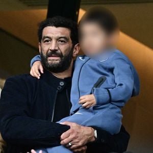 Le papa de Salomé (issue de son union avec Sandrine Bogaert), d’Ella et Ava (nées de son amour pour Anne Depétrini) et de Georges Ali, né en 2020 de sa relation avec sa compagne Marion, a été victime d’une sévère allergie alimentaire provoquant un œdème de Quincke

Ramzy Bedia et son fils en tribunes lors du match de football Ligue 1 Uber Eats opposant le Paris Saint-Germain (PSG) à l'OGC Nice (1-0) au Parc des Princes à Paris, France, le 1er novembre 2025. © Christian Liewig/Bestimage