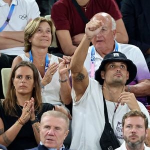 Laure Manaudou, Florent Manaudou et sa compagne Lola Dumenil, Zinedine Zidane - Les célébrités en tribunes pendant l'épreuve de basketball de Demi-Finale opposant la France à l'Allemagne lors des Jeux Olympiques de Paris 2024 (JO) à l'Arena Bercy, à Paris, France, le 8 août 2024. © Jacovides-Perusseau/Bestimage
