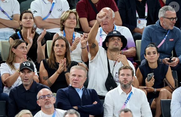 Laure Manaudou, Florent Manaudou et sa compagne Lola Dumenil, Zinedine Zidane - Les célébrités en tribunes pendant l'épreuve de basketball de Demi-Finale opposant la France à l'Allemagne lors des Jeux Olympiques de Paris 2024 (JO) à l'Arena Bercy, à Paris, France, le 8 août 2024. © Jacovides-Perusseau/Bestimage