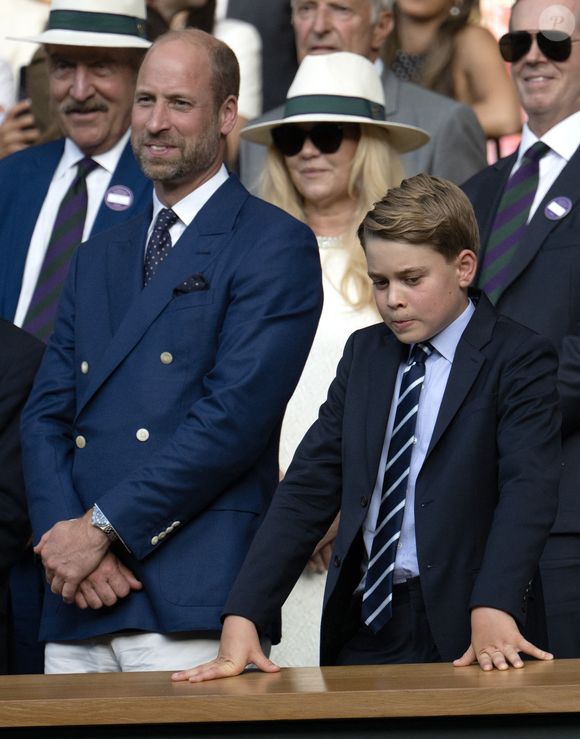 Le prince William et son fils le prince Georges à la finale masculine de Wimbledon à Londres, le 13 juillet 2025.

Photo : Julien Burton / Bestimage