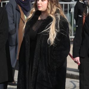 Milla Savarese, la fille d'Emilie Dequenne quittant les funérailles de l'actrice belge Emilie Dequenne au crématorium du cimetière du Père Lachaise à Paris, France, le 26 mars 2025. Emilie Dequenne, qui avait remporté le prix de la meilleure actrice au Festival de Cannes en 1999 pour son premier rôle dans le film Rosetta des Dardenne, est décédée à l'âge de 43 ans des suites d'un cancer rare des glandes surrénales. Photo by Jerome Domine/ABACAPRESS.COM