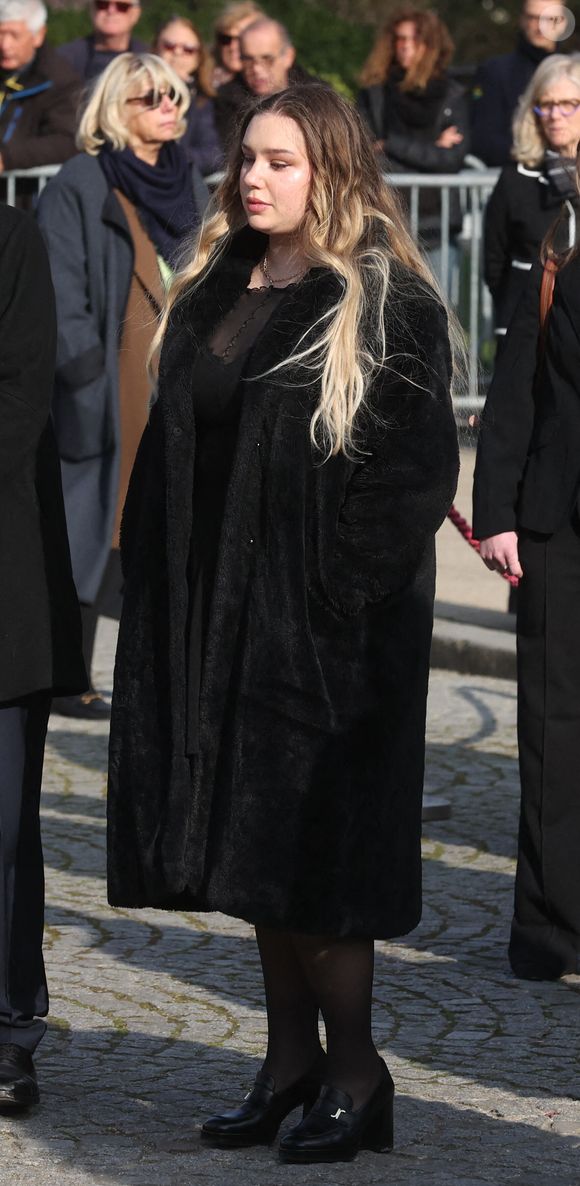 Milla Savarese, la fille d'Emilie Dequenne quittant les funérailles de l'actrice belge Emilie Dequenne au crématorium du cimetière du Père Lachaise à Paris, France, le 26 mars 2025. Emilie Dequenne, qui avait remporté le prix de la meilleure actrice au Festival de Cannes en 1999 pour son premier rôle dans le film Rosetta des Dardenne, est décédée à l'âge de 43 ans des suites d'un cancer rare des glandes surrénales. Photo by Jerome Domine/ABACAPRESS.COM