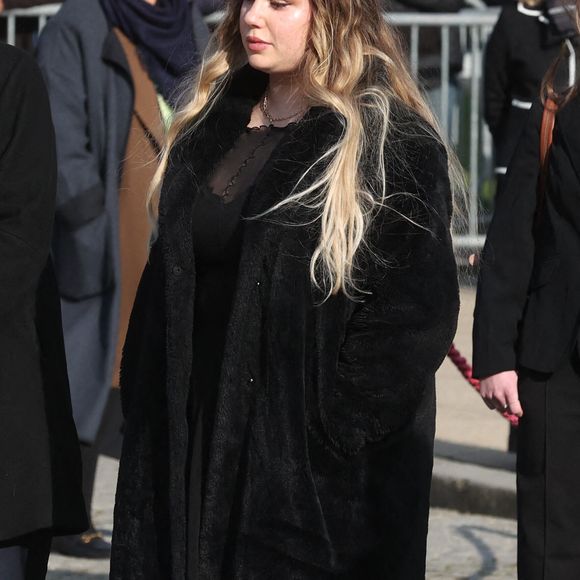 Milla Savarese, la fille d'Emilie Dequenne quittant les funérailles de l'actrice belge Emilie Dequenne au crématorium du cimetière du Père Lachaise à Paris, France, le 26 mars 2025. Emilie Dequenne, qui avait remporté le prix de la meilleure actrice au Festival de Cannes en 1999 pour son premier rôle dans le film Rosetta des Dardenne, est décédée à l'âge de 43 ans des suites d'un cancer rare des glandes surrénales. Photo by Jerome Domine/ABACAPRESS.COM