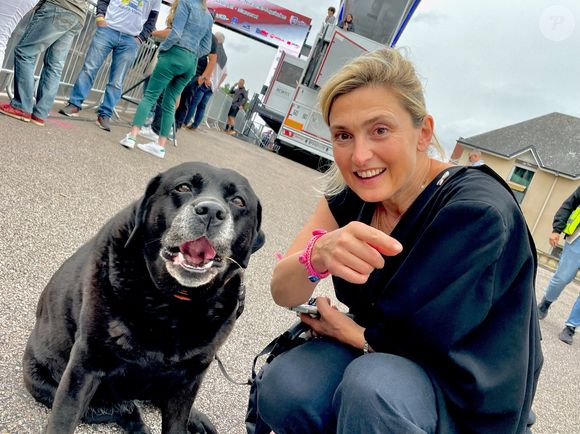 Julie Gayet et son chien à l'arrivée de la 3ème étape de la 58ème édition du Tour Du Limousin-Périgord Nouvelle Aquitaine à Masseret (Corrèze) le 21 août 2025. © Fabien Faure / Bestimage