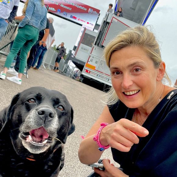 Julie Gayet et son chien à l'arrivée de la 3ème étape de la 58ème édition du Tour Du Limousin-Périgord Nouvelle Aquitaine à Masseret (Corrèze) le 21 août 2025. © Fabien Faure / Bestimage