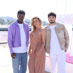David Baiot, Lola Marois et Florian Abboud au photocall de la série "Plus belle la vie, encore plus belle" lors du festival Canneseries saison 8 à Cannes le 26 avril 2025.

© Denis Guignebourg / Bestimage