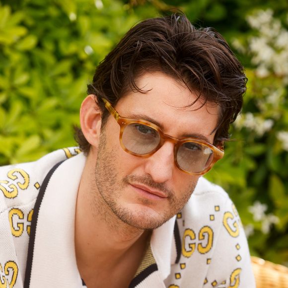 Pierre Niney lui a donc passé le bonjour et dénoncé les propos de cette prof' ce qui n'a pas plu à tout le monde. 

Exclusif - Pierre Niney sur la terrasse Unifrance, dans le cadre de la promotion du film "Le livre des solutions", lors du 76ème Festival International du Film de Cannes, le 26 mai 2023.
© Christophe Clovis/Bestimage