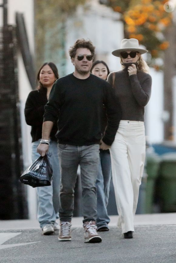 Exclusif - Prix Spécial - No web - Laeticia Hallyday est allée déjeuner avec son nouveau compagnon Frédéric et ses filles Jade et Joy à Venice le 17 janvier 2025.
Laeticia reprend peu à peu ses marques et ses habitudes depuis son retour à Los Angeles, notamment grâce à Frédéric, qui l'aide à surmonter les épreuves de ce début d'année 2025. En effet, le couple a rejoint Jade et Joy en milieu d’après-midi Venice, CA  pour un déjeuner tardif chez Gjelina, un restaurant branché au style minimaliste que Laeticia avait l'habitude de fréquenter.
Tout en cherchant à reprendre un rythme de vie normal pour apaiser le stress qui pèse sur ses filles quant à leur avenir, on peut voir Laeticia réconforter Joy. Pendant ce temps, Frédéric esquisse ici et là quelques sourires en compagnie de Laeticia, qui ne manque pas de le prendre dans ses bras pour se réconforter. 
--- Pour infos voir vendeurs ---