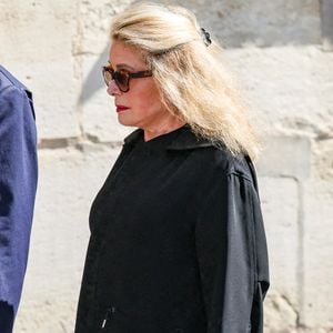 Catherine Deneuve, Sandrine Kiberlain, Laura Smet, Roschdy Zem, Claudia Schiffer ou encore Claire Chazal figuraient notamment parmi les invités.

Catherine Deneuve - Arrivées aux obsèques de Mathilde Favier en l'église Saint-Sulpice à Paris, le 31 aout 2026. © Dominique Jacovides-Cyril Moreau/Bestimage
