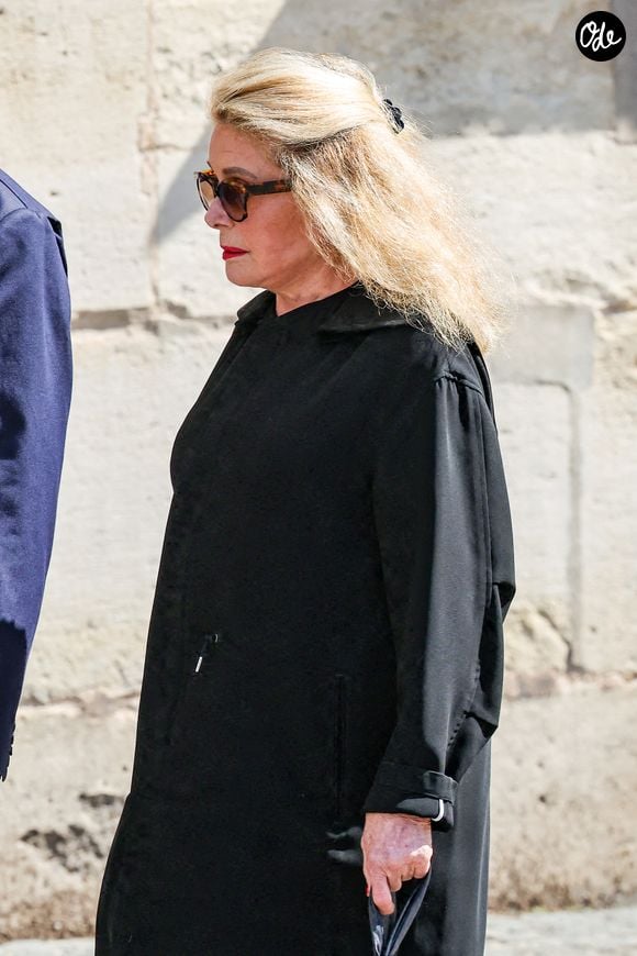 Catherine Deneuve, Sandrine Kiberlain, Laura Smet, Roschdy Zem, Claudia Schiffer ou encore Claire Chazal figuraient notamment parmi les invités.

Catherine Deneuve - Arrivées aux obsèques de Mathilde Favier en l'église Saint-Sulpice à Paris, le 31 aout 2026. © Dominique Jacovides-Cyril Moreau/Bestimage