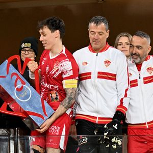 Les Barbagiuans et leur capitaine Louis Ducruet célébrent leur victoire durant la sixième édition de la Fight Aids Cup, un match de football caritatif au stade Louis II à Monaco, le 25 janvier 2026, qui oppose l'équipe du Cirque FC de la princesse Stéphanie et les Barbagiuans du prince Albert. Ce match de charité a pour but de soutenir Fight Aids Monaco, association qui lutte contre le virus du VIH, soutenue par l'AS Monaco, et dont la princesse Stéphanie en est la présidente. Dans l'équipe du prince, il y a notamment Charles Leclerc, Youri Djorkaeff, en capitaine Louis Ducruet et Ludovic Giuly en coach heureux car son équipe a remporté la rencontre aux pénalties et malgré la présence de Christian Karembeu ou d'Andriy Chevtchenko venus en renfort dans l'équipe du cirque. C'est la princesse Stéphanie qui a donné le coup d'envoi au côté de Paul Pogba.© Bruno Bebert / Bestimage