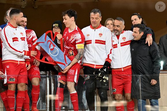 Les Barbagiuans et leur capitaine Louis Ducruet célébrent leur victoire durant la sixième édition de la Fight Aids Cup, un match de football caritatif au stade Louis II à Monaco, le 25 janvier 2026, qui oppose l'équipe du Cirque FC de la princesse Stéphanie et les Barbagiuans du prince Albert. Ce match de charité a pour but de soutenir Fight Aids Monaco, association qui lutte contre le virus du VIH, soutenue par l'AS Monaco, et dont la princesse Stéphanie en est la présidente. Dans l'équipe du prince, il y a notamment Charles Leclerc, Youri Djorkaeff, en capitaine Louis Ducruet et Ludovic Giuly en coach heureux car son équipe a remporté la rencontre aux pénalties et malgré la présence de Christian Karembeu ou d'Andriy Chevtchenko venus en renfort dans l'équipe du cirque. C'est la princesse Stéphanie qui a donné le coup d'envoi au côté de Paul Pogba.© Bruno Bebert / Bestimage