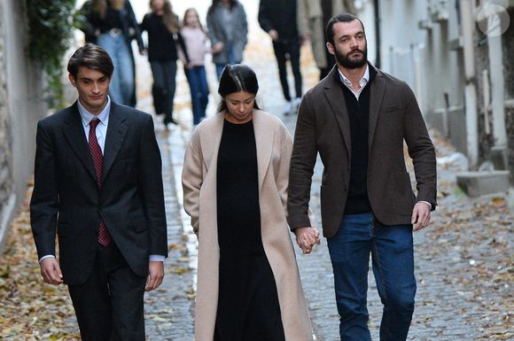 Aurélien Enthoven, Louis Sarkozy et sa femme Natali Husic enceinte, - Le clan Sarkozy à la sortie du domicile de Nicolas Sarkozy domicile parisien avant son incarcération à la prison de La Santé à Paris, France, le 21 octobre 2025. © Bestimage