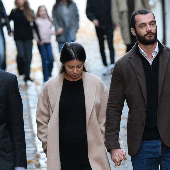 Aurélien Enthoven, Louis Sarkozy et sa femme Natali Husic enceinte, - Le clan Sarkozy à la sortie du domicile de Nicolas Sarkozy domicile parisien avant son incarcération à la prison de La Santé à Paris, France, le 21 octobre 2025. © Bestimage