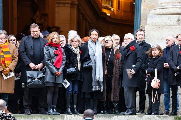 Thomas Stern, Jean-Luc Reichmann et les proches de C.Laborde - Sortie des obsèques de Catherine Laborde en l’église Saint-Roch à Paris, le 6 février 2025. Décédée le 28 janvier 2025 à l'âge de 73 ans, l'ancienne présentatrice météo de TF1 (1988 - 2017) était atteinte de la maladie neurodégénérative à corps de Lewy. 
© Jacovides - Moreau / Bestimage