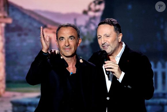 Exclusif - Nikos Aliagas et Arthur lors de l'enregistrement de l'émission "La chanson secrète N°14", présentée par N.Aliagas et diffusée le 26 décembre sur TF1, consacrée à Nikos Aliagas à Paris le 10 décembre 2025. © Jacovides-Moreau/Bestimage