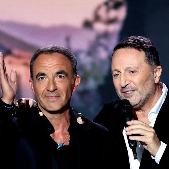Exclusif - Nikos Aliagas et Arthur lors de l'enregistrement de l'émission "La chanson secrète N°14", présentée par N.Aliagas et diffusée le 26 décembre sur TF1, consacrée à Nikos Aliagas à Paris le 10 décembre 2025. © Jacovides-Moreau/Bestimage
