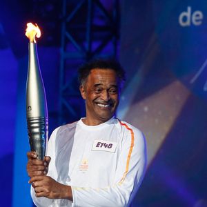 Yannick Noah - Yannick Noah embrase le chaudron olympique sur le plateau du "Concert de Paris" sur le parvis de l'hôtel de ville à Paris le 14 juillet 2024. Le concert était retransmis en direct sur France 2 et sur France Inter. © Christophe Clovis- Pierre Perusseau / Bestimage