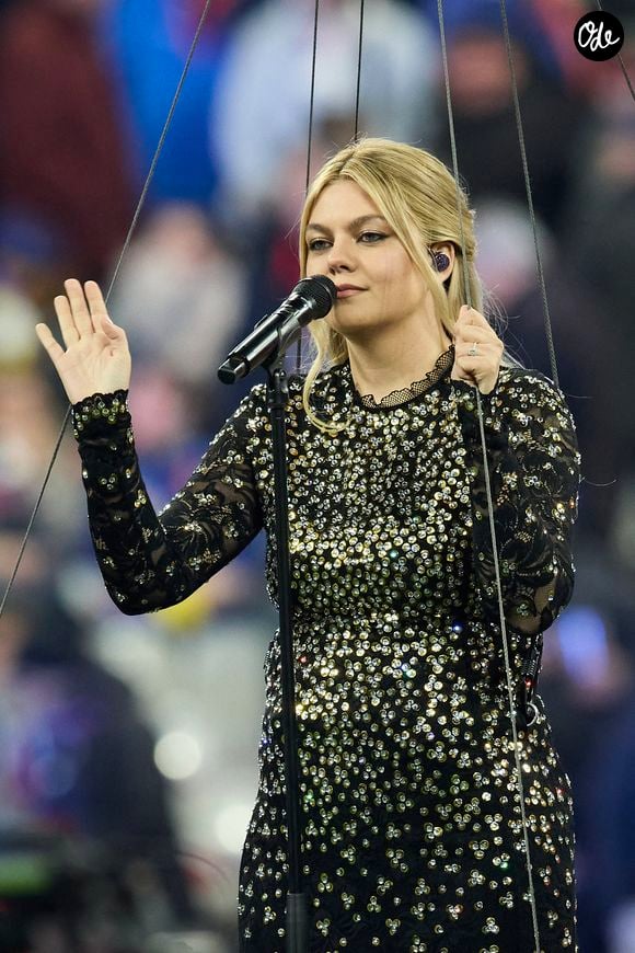 La chanteuse Louane (Louane Emera), représentante de la France au concours de l'Eurovision, interpréte pour la première fois son titre Maman, en hommage à sa mère décédée lorsqu'elle avait 17 ans, devant les 80 000 spectateurs, suspendue sur une plateforme, plusieurs mètres au-dessus de la pelouse et des musiciens, du Stade de France à la mi-temps du match du Tournoi des Six Nations opposant la France à l'Écosse, à Saint-Denis, Seine Saint-Denis, France, le 15 mars 2025. © Cyril Moreau/Bestimage