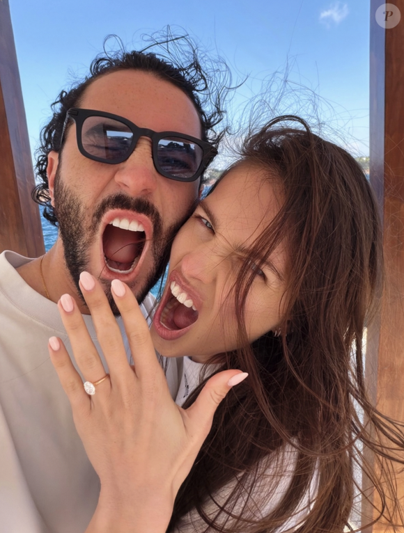 En effet, la jeune femme de 24 ans s'est fiancée à son chéri qui est aussi son meilleur ami, Benjamin Attal.

Capture Instagram de Thylane Blondeau.