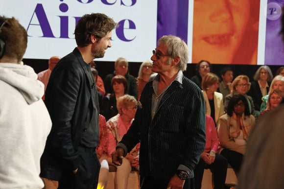 Exclusif - Tom Leeb Gérard Lanvin lors du backstage de l'enregistrement de l'émission "Famille je vous aime" présentée par M. Drucker et qui sera diffusée le 13 juin 2025 sur France 3, aux Studios rive gauche à Paris, France, le 15 avril 2025. © Clovis-Gaffiot/Bestimage
Tout au long de sa carrière, Michel Drucker a interviewé les parents de ses invités pour comprendre leur parcours. Il a tissé des liens avec chacune de leur famille. Voilà comment est née l'idée de " Famille je vous aime ".

Cette émission diffusée en prime time sur France 3, entre la Fête des Mères et la Fête des Pères, a pour thème principal la transmission.

La famille a toujours inspiré les artistes que ce soit en chanson ou en humour. Gad Elmaleh, le parrain de cette première émission sera accompagné de Régine et David, ses parents. Il y aura également Dany Brillant, Anne Roumanoff, Roman Doduick et leur maman, Michèle Bernier, Laurent Voulzy, Gérard Lanvin, Louis Chedid, Michel et Beatrice Leeb et leurs enfants, mais aussi David Hallyday et Olivier de Benoist dont les récents spectacles abordent ce sujet.

Entre émotion et fous rires, nous n'avons pas fini d'aimer ces drôles de Familles !