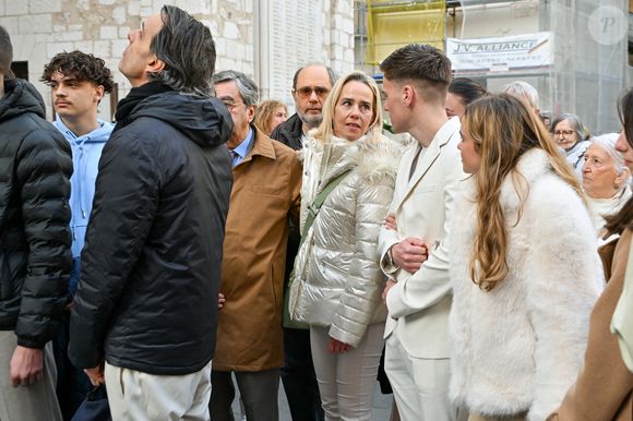 Jacques Olive (premier mari d'Évelyne Leclercq et père de Céline), Céline Olive (fille de E.Leclercq), sa fille Ondine (petite-fille de E.Leclercq) et son fils Benjamin costume crème (petit-fils de E.Leclercq) avec le prêtre à la sortie des obsèques d'Evelyne Leclercq en la cathédrale Sainte-Réparate de Nice, France, le 13 janvier 2026. Une tenue blanche ou claire est souhaitée pour la cérémonie. Ni fleurs, ni couronnes. Selon la volonté de la défunte Evelyne, des dons en faveur du pôle cancérologie Arnault Tzanck pourront être effectués par chèque à l'ordre de FDD AAT ou via un lien numérique HelloAsso - Campagne de dons, Institut du Cancer de Mougins. © Bruno Bebert/Bestimage