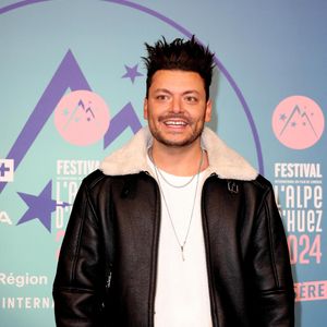 Kev Adams - Arrivées à la cérémonie d'ouverture du 27ème Festival International du Film de Comédie de l'Alpe d'Huez le 15 janvier 2024. © Dominique Jacovides/Bestimage