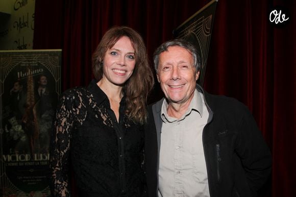 Ses parents, tous deux artistes peintres, vivaient difficilement de leur passion.

Antoine de Maximy et sa compagne Magalie Benet - Générale de la comédie musicale "Victor Lustig, l’homme qui vendit la Tour Eiffel" au théâtre Bobino à Paris le 22 octobre 2025.

© Philippe Baldini / Bestimage