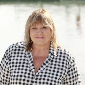 Ce soir, Michèle Bernier et Francis Perrin sont à l'affiche de la pièce "Lily et Lily". 

Michèle Bernier de la série Parfum du Bonheur 
La 27e édition du Festival de la Fiction de La Rochelle. © Christophe Aubert via Bestimage