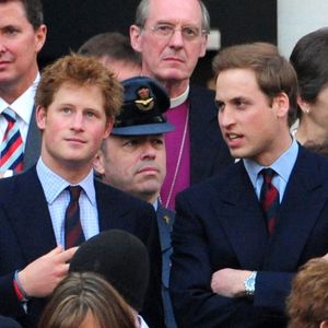 Selon le célèbre magazine "Hello !", Graham Craker, l'ancien garde du corps chargé de la protection des deux princes, est décédé, à l'âge de 77 ans.

Archives - Le prince Harry et le prince William. Backgrid USA / Bestimage