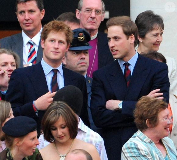 Selon le célèbre magazine "Hello !", Graham Craker, l'ancien garde du corps chargé de la protection des deux princes, est décédé, à l'âge de 77 ans.

Archives - Le prince Harry et le prince William. Backgrid USA / Bestimage
