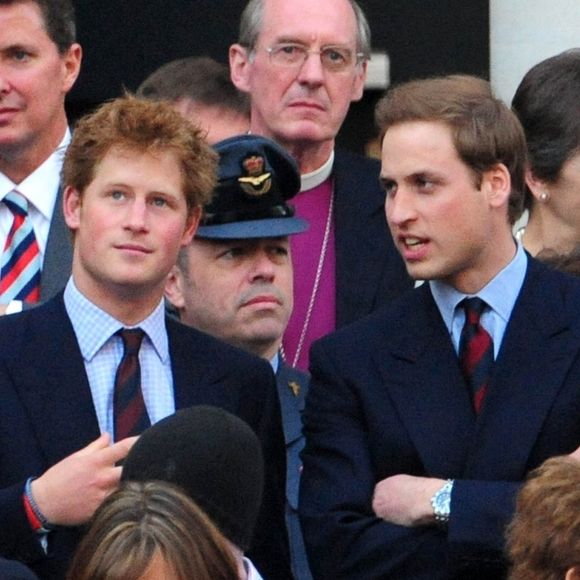 Selon le célèbre magazine "Hello !", Graham Craker, l'ancien garde du corps chargé de la protection des deux princes, est décédé, à l'âge de 77 ans.

Archives - Le prince Harry et le prince William. Backgrid USA / Bestimage