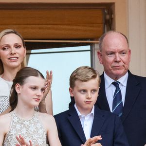 Le prince Albert II de Monaco, la princesse Charlène de Monaco, le prince héréditaire Jacques de Monaco, marquis des Baux, la princesse Gabriella de Monaco, comtesse de Carladès au balcon du Palais princier lors de la célébration de la fête de la Saint Jean sur la Place du Palais princier de Monaco, le 23 juin 2026. La Saint Jean est à l'origine une fête païenne puis chrétienne. Pour les païens, c'était une fête qui célébrait les moissons. Une fois christianisée, cette fête est devenue celle du solstice d'été et donc la fête de la lumière. © Claudia Albuquerque/Bestimage