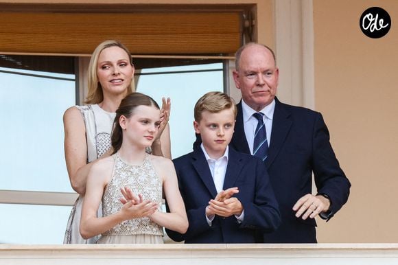 Le prince Albert II de Monaco, la princesse Charlène de Monaco, le prince héréditaire Jacques de Monaco, marquis des Baux, la princesse Gabriella de Monaco, comtesse de Carladès au balcon du Palais princier lors de la célébration de la fête de la Saint Jean sur la Place du Palais princier de Monaco, le 23 juin 2026. La Saint Jean est à l'origine une fête païenne puis chrétienne. Pour les païens, c'était une fête qui célébrait les moissons. Une fois christianisée, cette fête est devenue celle du solstice d'été et donc la fête de la lumière. © Claudia Albuquerque/Bestimage