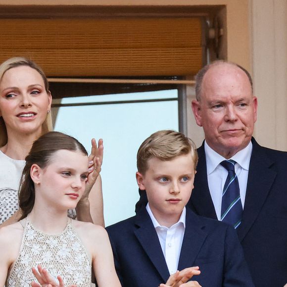 Le prince Albert II de Monaco, la princesse Charlène de Monaco, le prince héréditaire Jacques de Monaco, marquis des Baux, la princesse Gabriella de Monaco, comtesse de Carladès au balcon du Palais princier lors de la célébration de la fête de la Saint Jean sur la Place du Palais princier de Monaco, le 23 juin 2026. La Saint Jean est à l'origine une fête païenne puis chrétienne. Pour les païens, c'était une fête qui célébrait les moissons. Une fois christianisée, cette fête est devenue celle du solstice d'été et donc la fête de la lumière. © Claudia Albuquerque/Bestimage