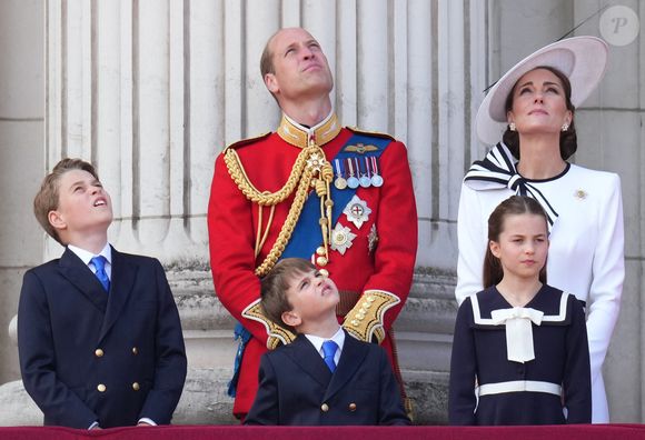 Le prince George, le prince Louis, la princesse Charlotte, le prince William, prince de Galles et Catherine Kate Middleton, princesse de Galles - Les membres de la famille royale britannique au balcon du Palais de Buckingham lors de la parade militaire "Trooping the Colour" à Londres le 15 juin 2024

© Julien Burton / Bestimage