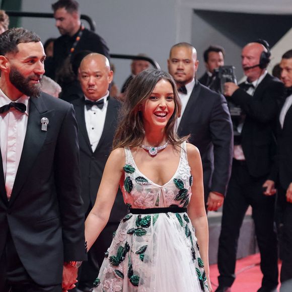 Tout s'est ensuite accéléré pour la jeune femme qui a reçu rapidement le prix de la meilleure actrice dans la section Orrizonti à la Mostra de Venise. 

Karim Benzema et sa compagne Lyna Khoudri à la descente des marches du film « 13 jours 13 nuits » lors du 78ème Festival International du Film de Cannes. Le 23 mai 2025
© Jacovides-Moreau / Bestimage