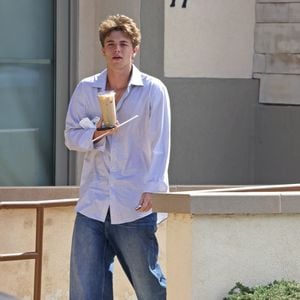 EXCLUSIVE Los Angeles, CA Le fils de Britney s'est promené seul dans sa Mercedes SL 63 AMG+ de 2026, vendue à environ 8 000 euros. Pas mal pour une première voiture.
Jayden Federline s'est arrêté pour prendre un muffin au chocolat et un café glacé à Camarillo, CA, avant de retourner à la maison de sa célèbre mère.
Sur la photo : Jayden Federline