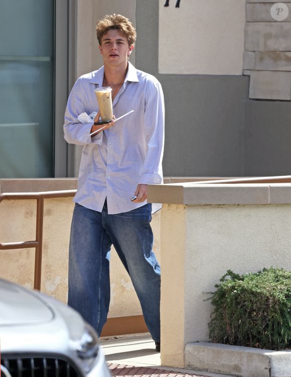 EXCLUSIVE Los Angeles, CA Le fils de Britney s'est promené seul dans sa Mercedes SL 63 AMG+ de 2026, vendue à environ 8 000 euros. Pas mal pour une première voiture.

Jayden Federline s'est arrêté pour prendre un muffin au chocolat et un café glacé à Camarillo, CA, avant de retourner à la maison de sa célèbre mère.



Sur la photo : Jayden Federline
