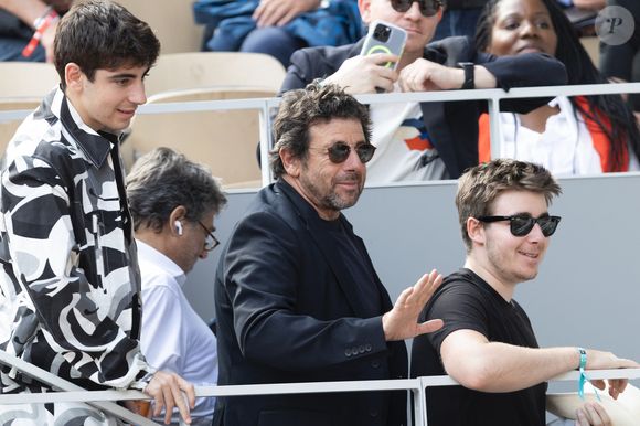 Patrick Bruel, ses fils Oscar et Leon Bruel dans les tribunes lors des Internationaux de France de Tennis de Roland Garros 2025. Paris, © Jacovides / Moreau / Bestimage