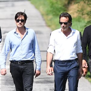 Anthony Delon et son demi-frère Alain-Fabien découvrent les hommages devant les grilles de la propriété de Douchy, quelques heures avant les obsèques de leur père, A.Delon, le 24 août 2024. Décédé le 18 août 2024, l'acteur a rendu son dernier souffle, entouré des siens dans sa propriété de Douchy, où il sera inhumé, le 24 août 2024 vers 17 heures dans une chapelle, construite il y a une vingtaine d'années.